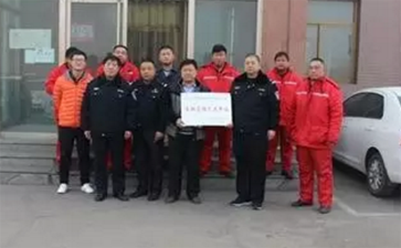 交警大隊深入?；\輸公司進行春運安全檢查