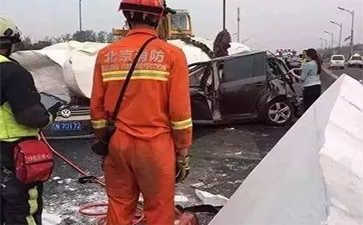 運(yùn)輸佛像的大車側(cè)翻，佛像摔斷，引發(fā)大堵車